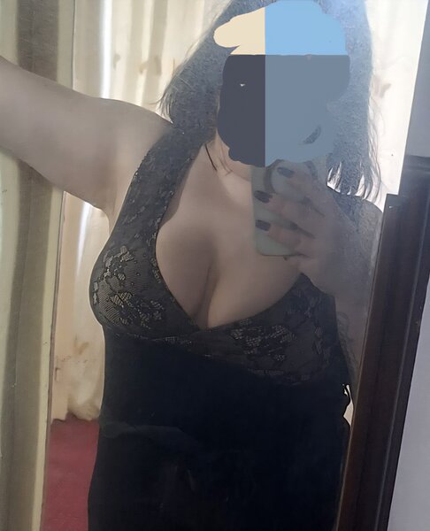 Bruneta cu forme apetisante,